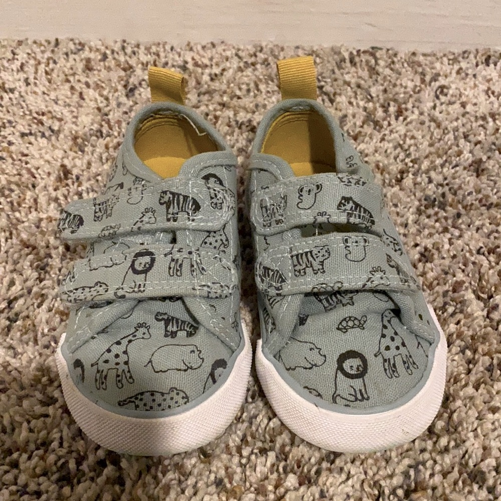 Canvas trainer- Mint green/animal, size 6